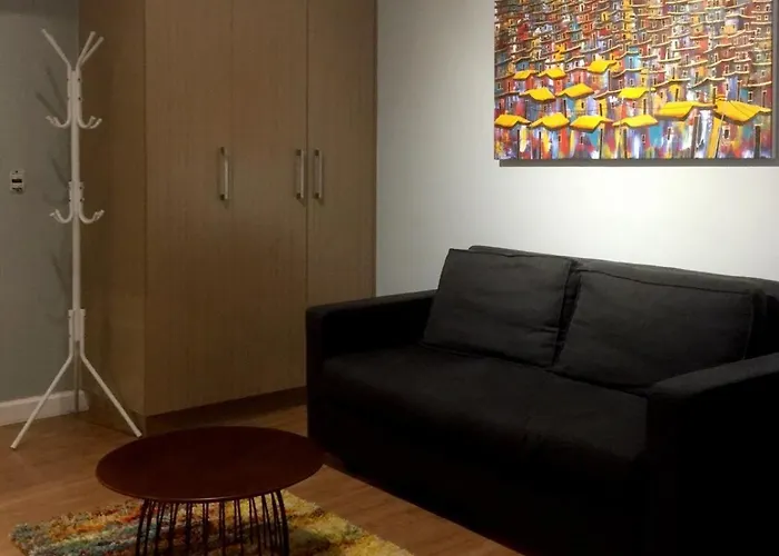 Two Maridien 41stflr -minimalist Functional Apartment *